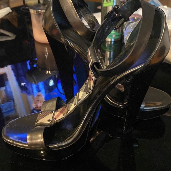 Burberry Black and Gray Heels - Picture 5 of 11